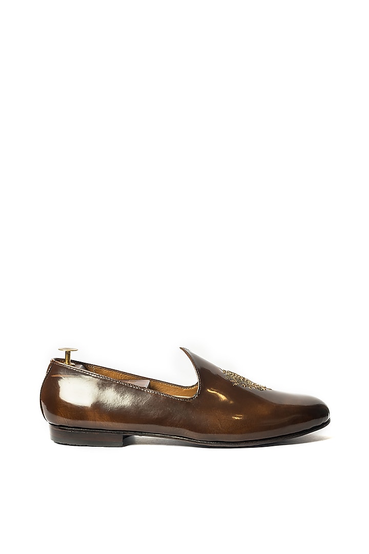 Burnt Brown Leather Juttis by ARTIMEN at Pernia's Pop Up Shop