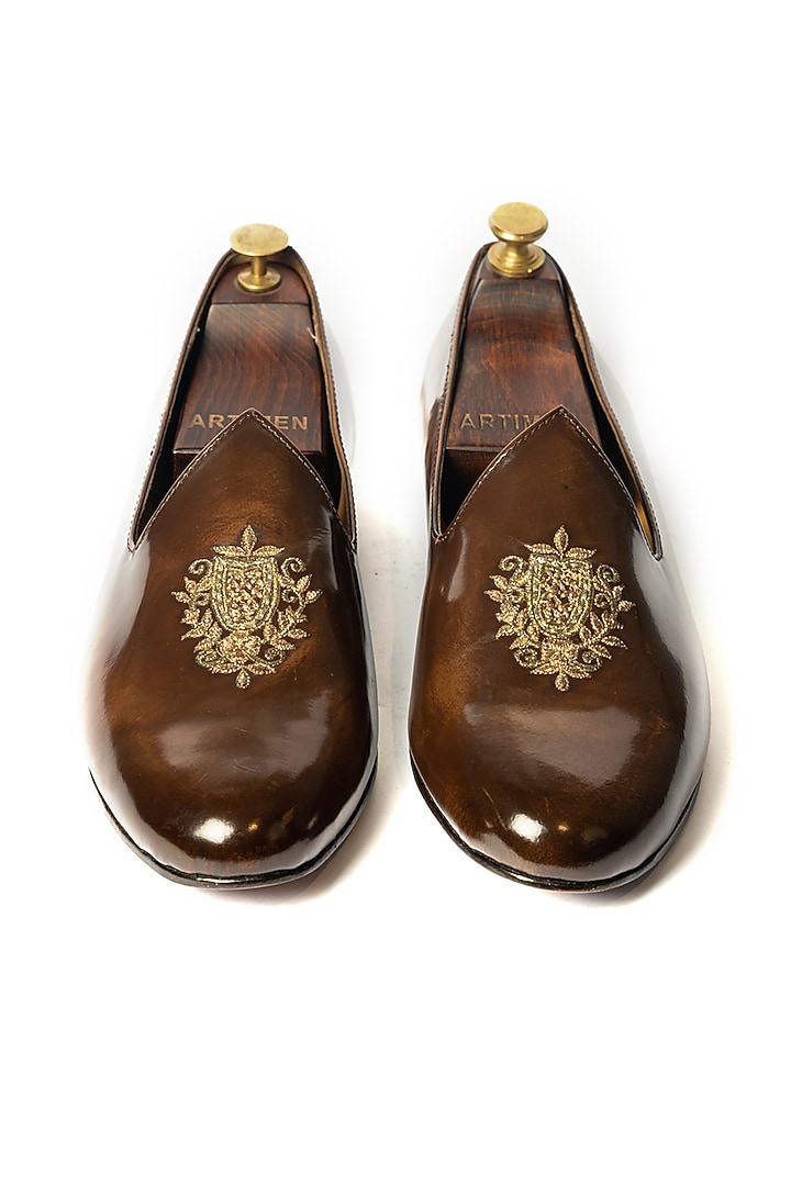 Burnt Brown Leather Juttis by ARTIMEN at Pernia's Pop Up Shop