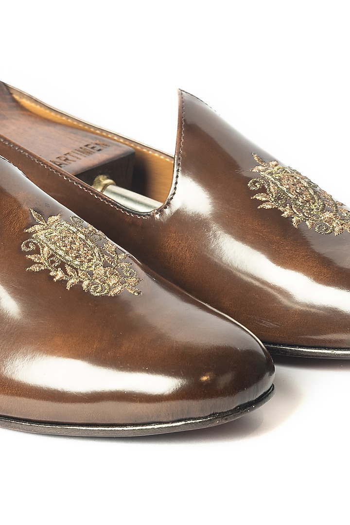 Burnt Brown Leather Juttis by ARTIMEN at Pernia's Pop Up Shop
