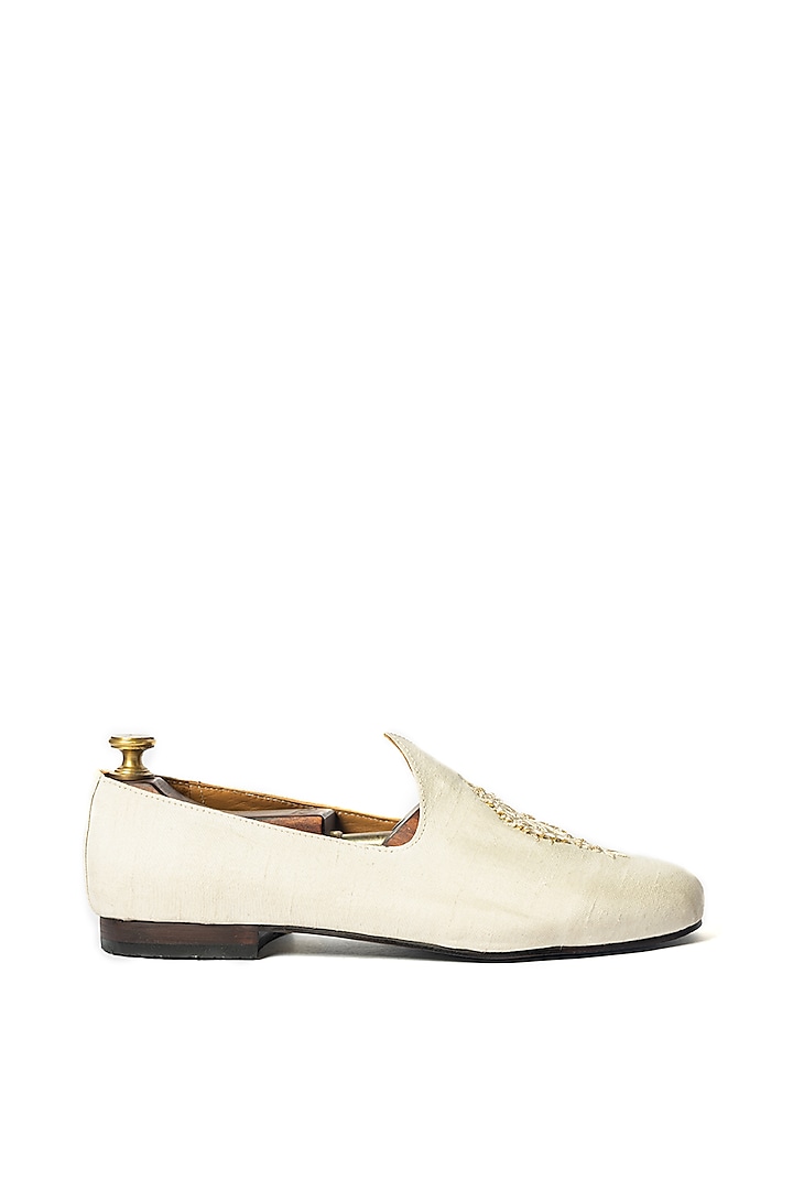 Off-White Raw Silk Hand Embroidered Juttis by ARTIMEN at Pernia's Pop Up Shop