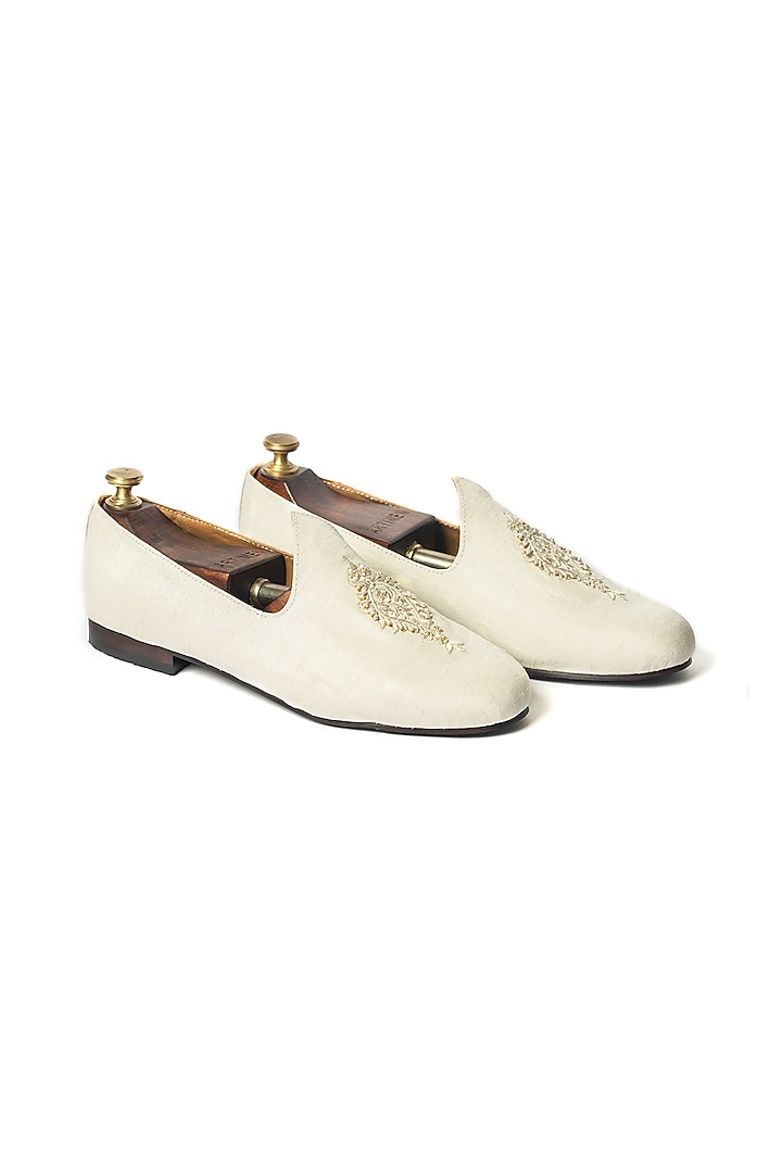Off-White Raw Silk Hand Embroidered Juttis by ARTIMEN at Pernia's Pop Up Shop