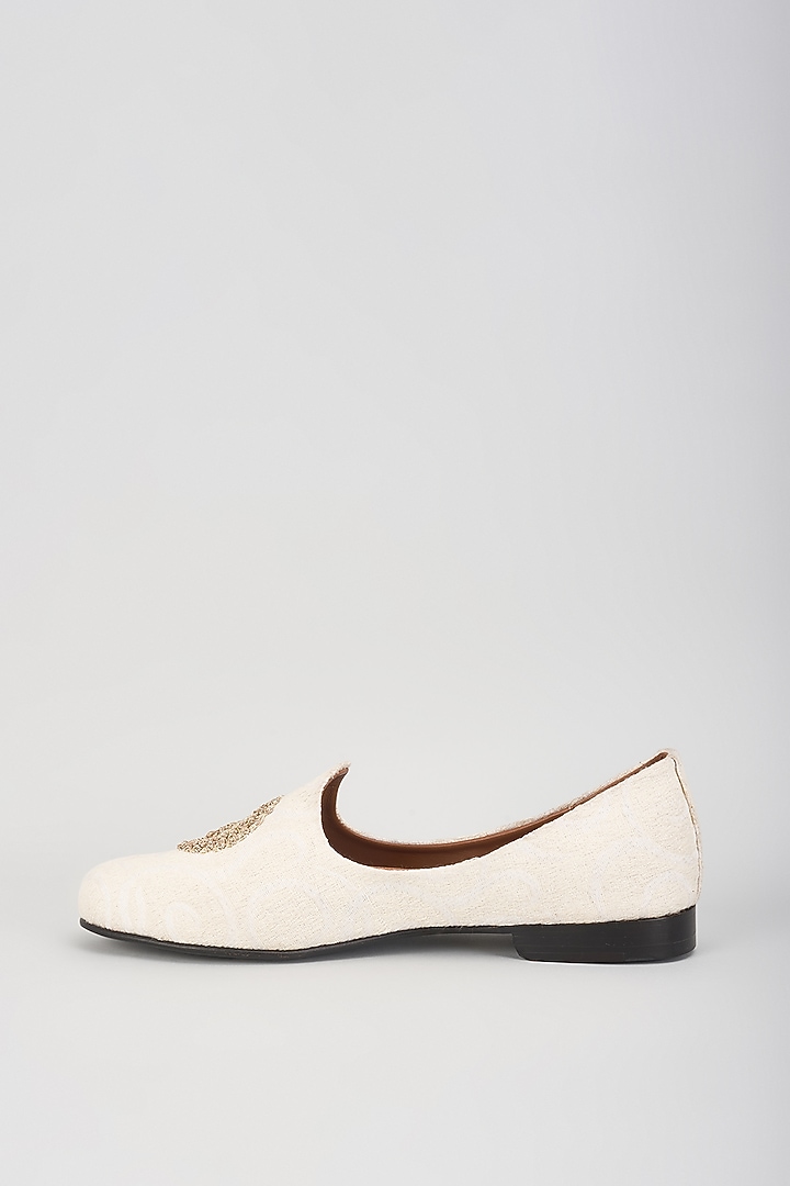 Ivory Raw Silk Hand Embroidered Juttis by ARTIMEN at Pernia's Pop Up Shop