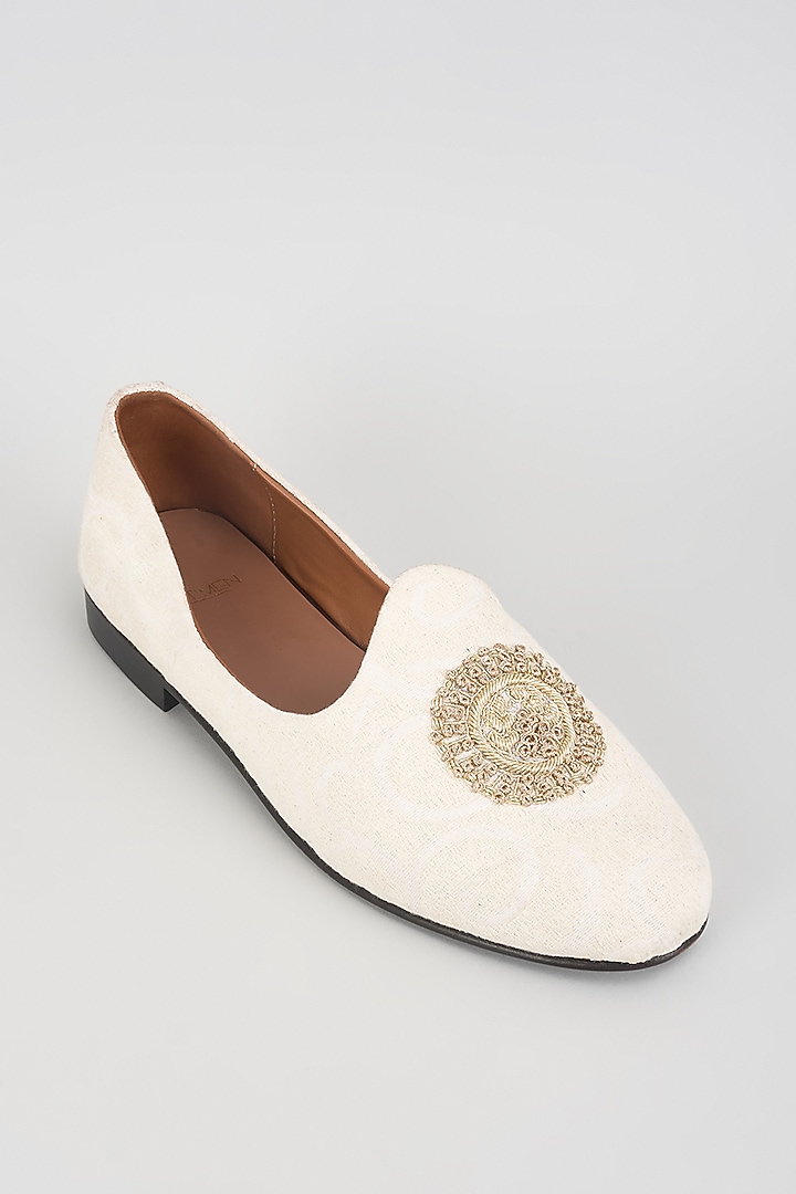 Ivory Raw Silk Hand Embroidered Juttis by ARTIMEN at Pernia's Pop Up Shop