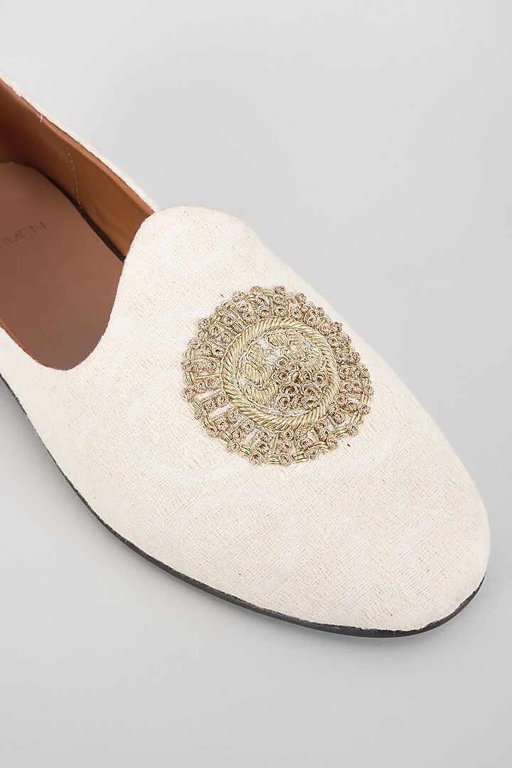 Ivory Raw Silk Hand Embroidered Juttis by ARTIMEN at Pernia's Pop Up Shop