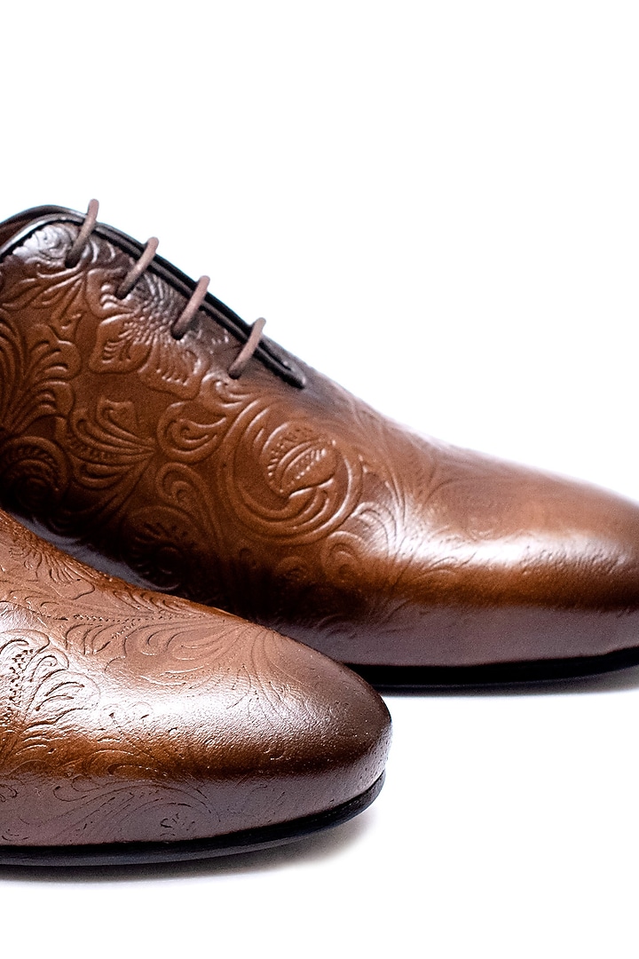 Burnt Tan Leather Embossed Juttis by ARTIMEN at Pernia's Pop Up Shop