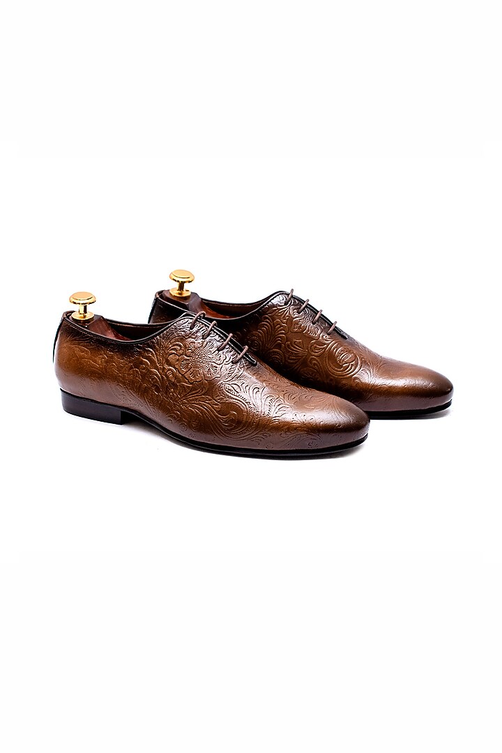 Burnt Tan Leather Embossed Juttis by ARTIMEN at Pernia's Pop Up Shop