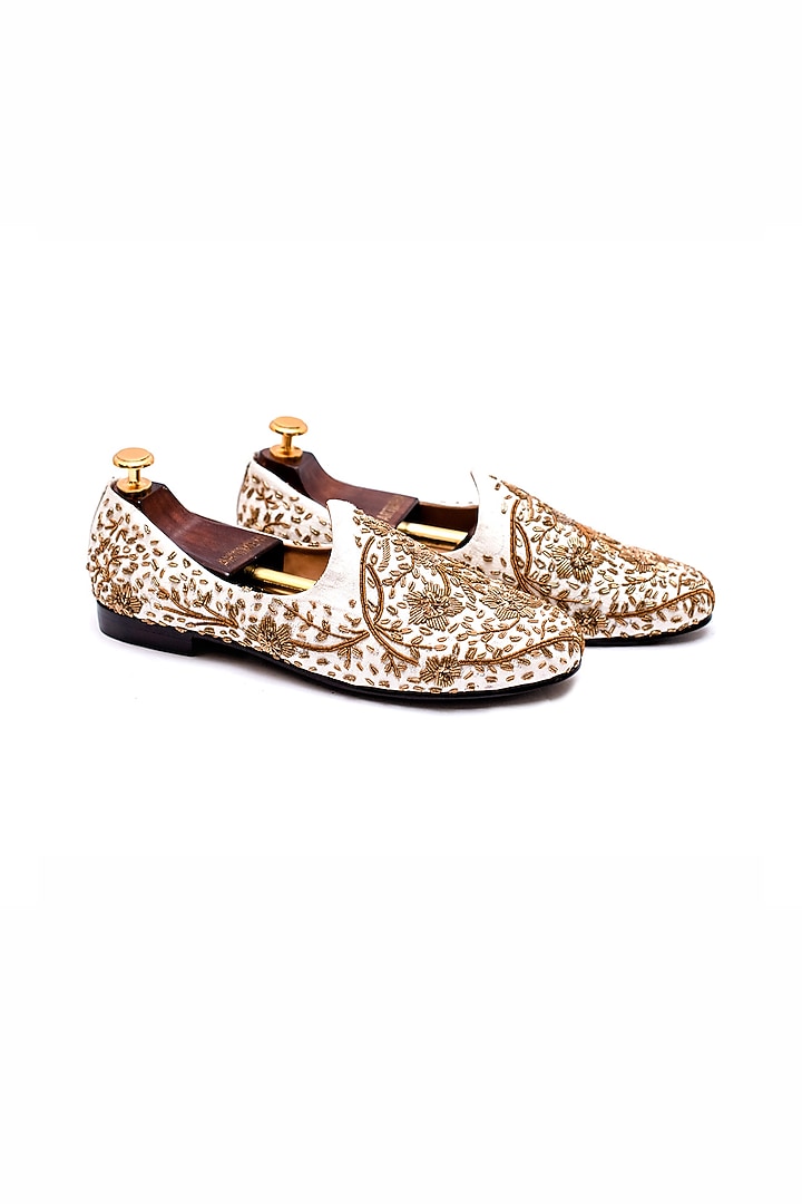 White Raw Silk Hand Embroidered Juttis by ARTIMEN at Pernia's Pop Up Shop