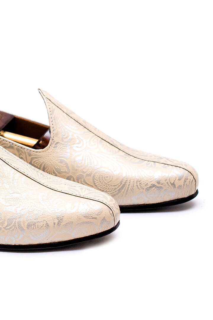 Ivory Leather Printed Juttis by ARTIMEN at Pernia's Pop Up Shop
