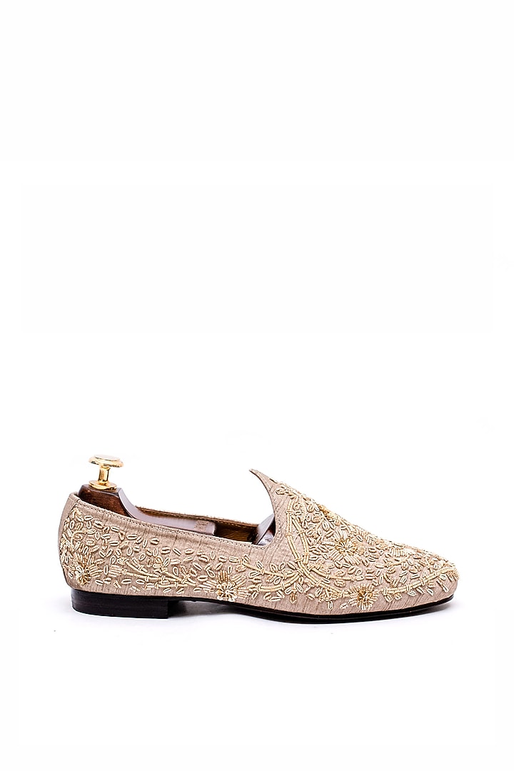 Beige Raw Silk Hand Embroidered Juttis by ARTIMEN at Pernia's Pop Up Shop