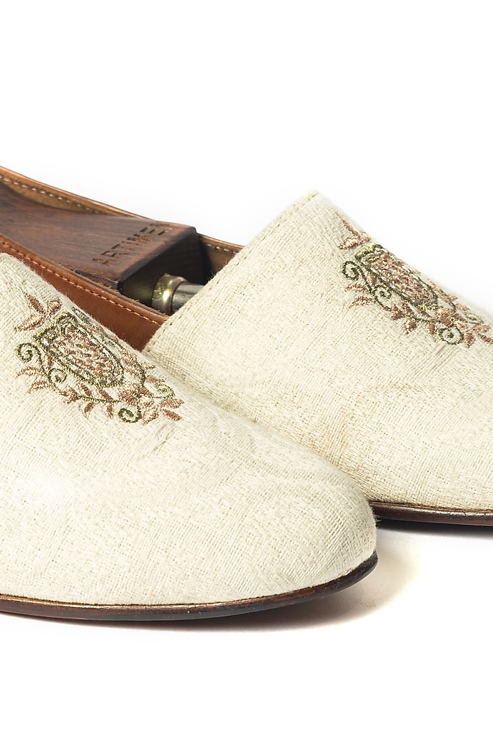 Off-White & Tan Stone Washed Leather Hand Embroidered Juttis by ARTIMEN at Pernia's Pop Up Shop