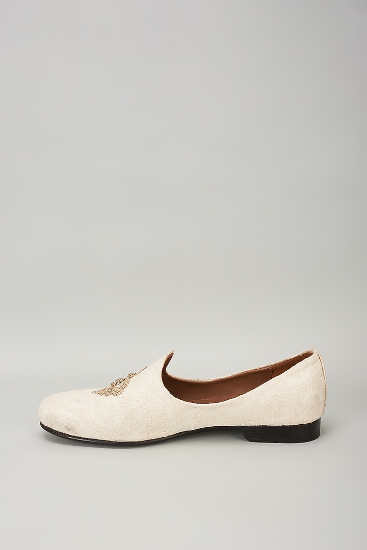 Ivory Jacquard Motif Embroidered Juttis by ARTIMEN at Pernia's Pop Up Shop