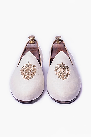 Off-White Silk Hand Embroidered Juttis by ARTIMEN