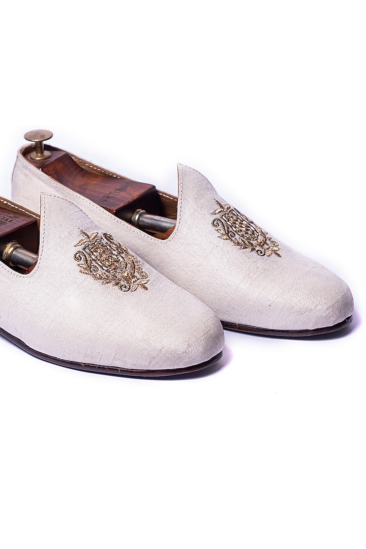 Off-White Silk Hand Embroidered Juttis by ARTIMEN at Pernia's Pop Up Shop
