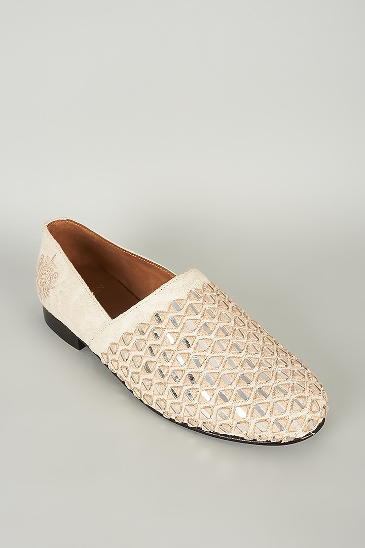 Off-White Jacquard Motif Embroidered Juttis by ARTIMEN at Pernia's Pop Up Shop