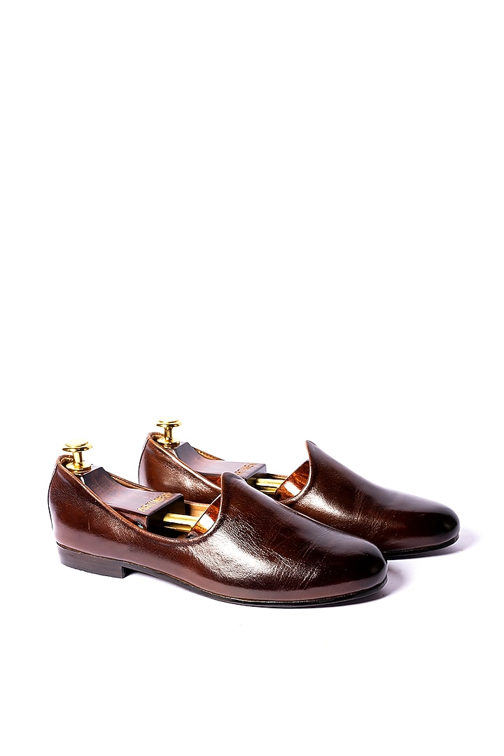 Deep Brown Leather Juttis by ARTIMEN at Pernia's Pop Up Shop