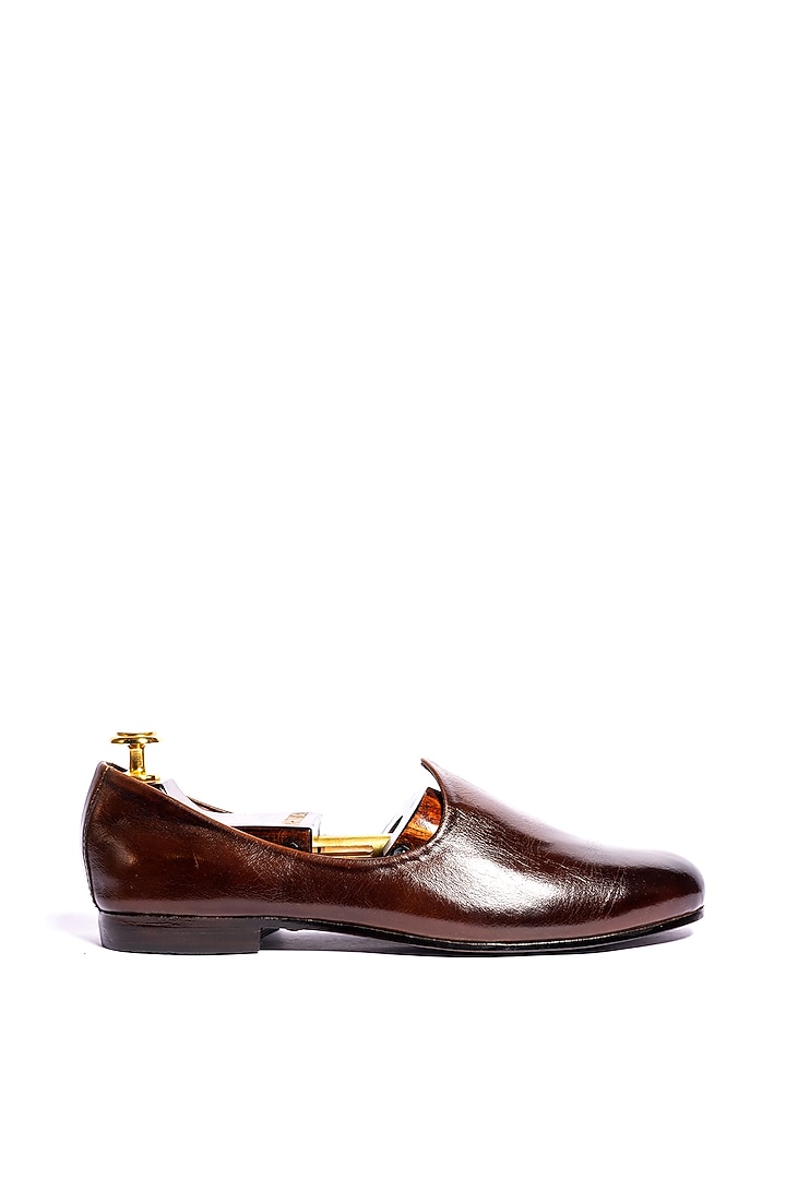 Deep Brown Leather Juttis by ARTIMEN at Pernia's Pop Up Shop