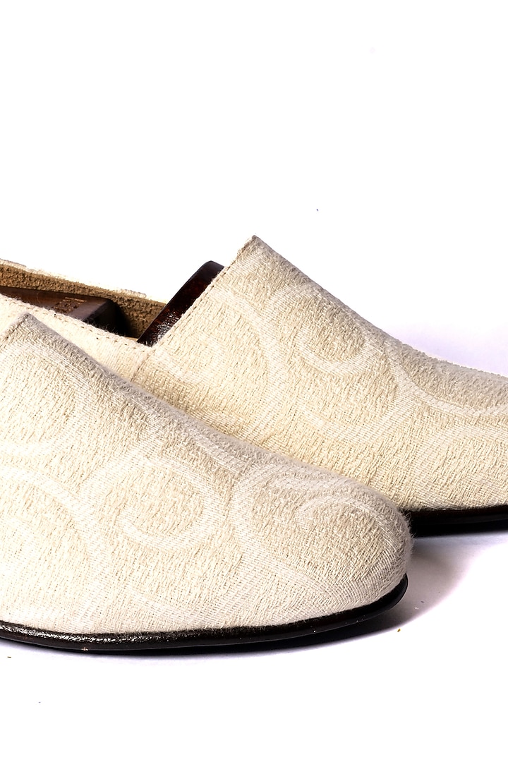 Off-White Leather Embroidered Juttis by ARTIMEN at Pernia's Pop Up Shop