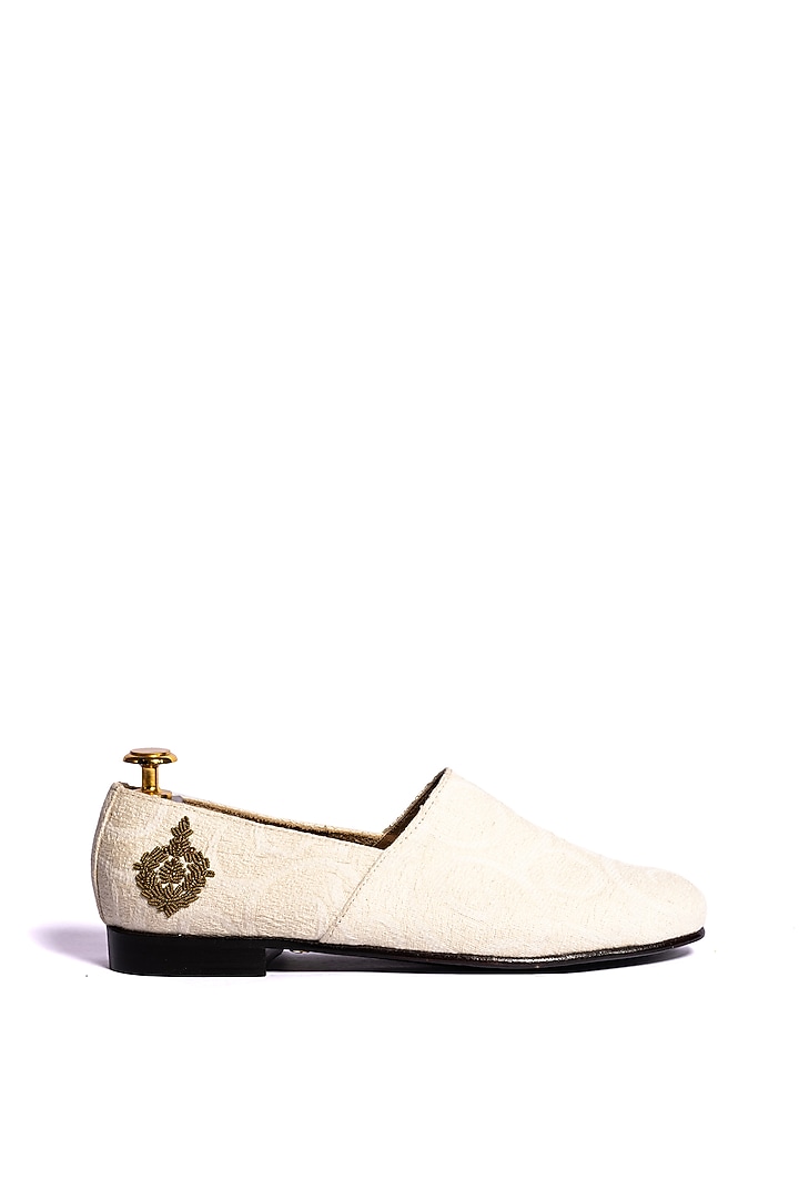 Off-White Leather Embroidered Juttis by ARTIMEN at Pernia's Pop Up Shop