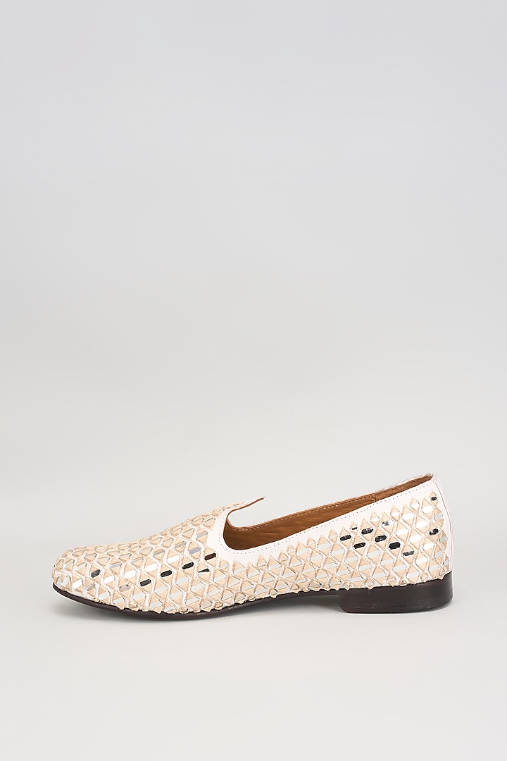 Off-White Jacquard Mirror Work Juttis by ARTIMEN at Pernia's Pop Up Shop