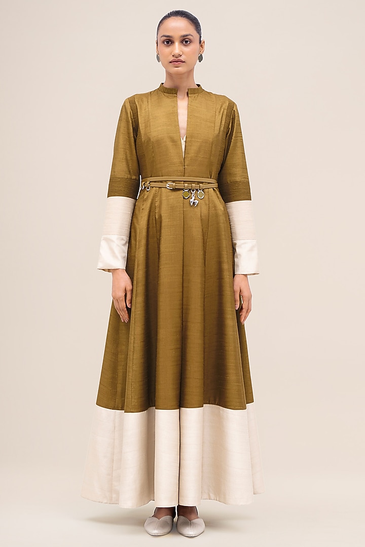 Olive Rose Silk Colour Blocked Abaya Set by AMPM at Pernia's Pop Up Shop