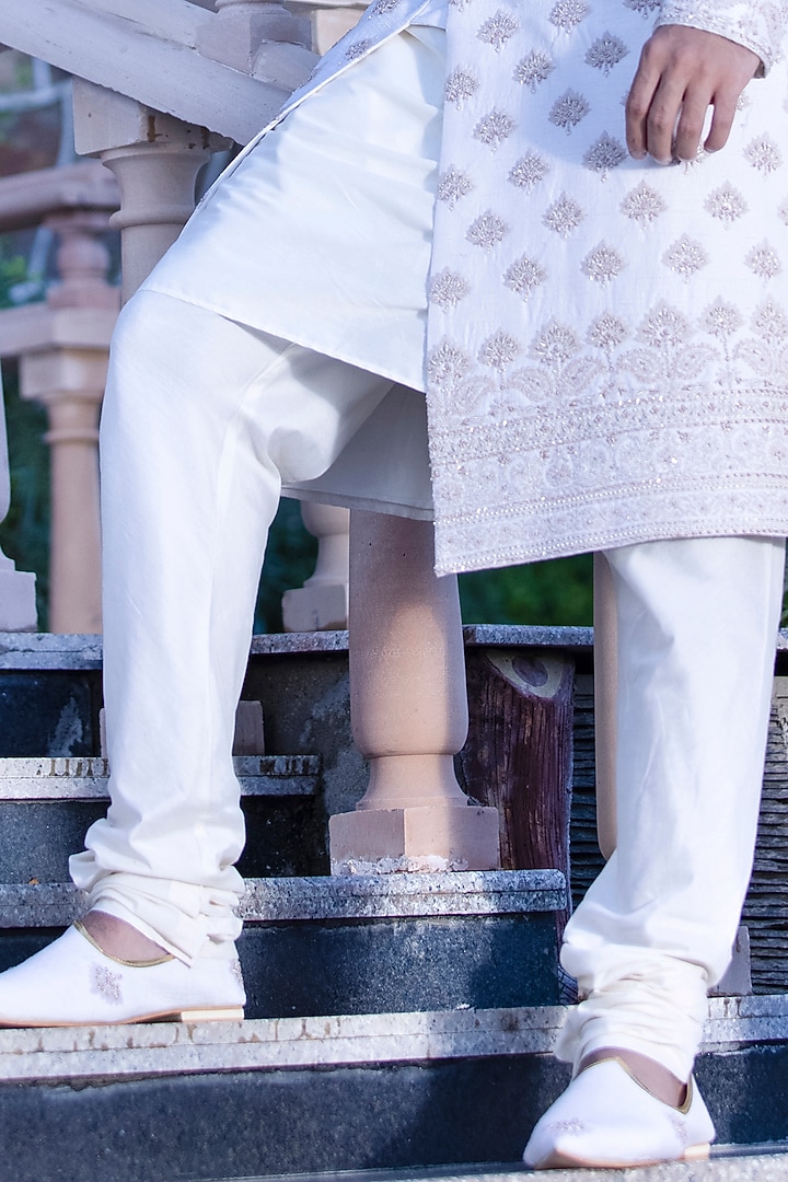 Off-White Raw Silk Hand Embroidered Groom Sherwani Set by AMIT ARORA at Pernia's Pop Up Shop