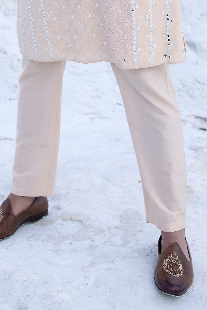 Peach Moonga Silk Mirror Hand Embroidered Kurta Set by AMIT ARORA at Pernia's Pop Up Shop