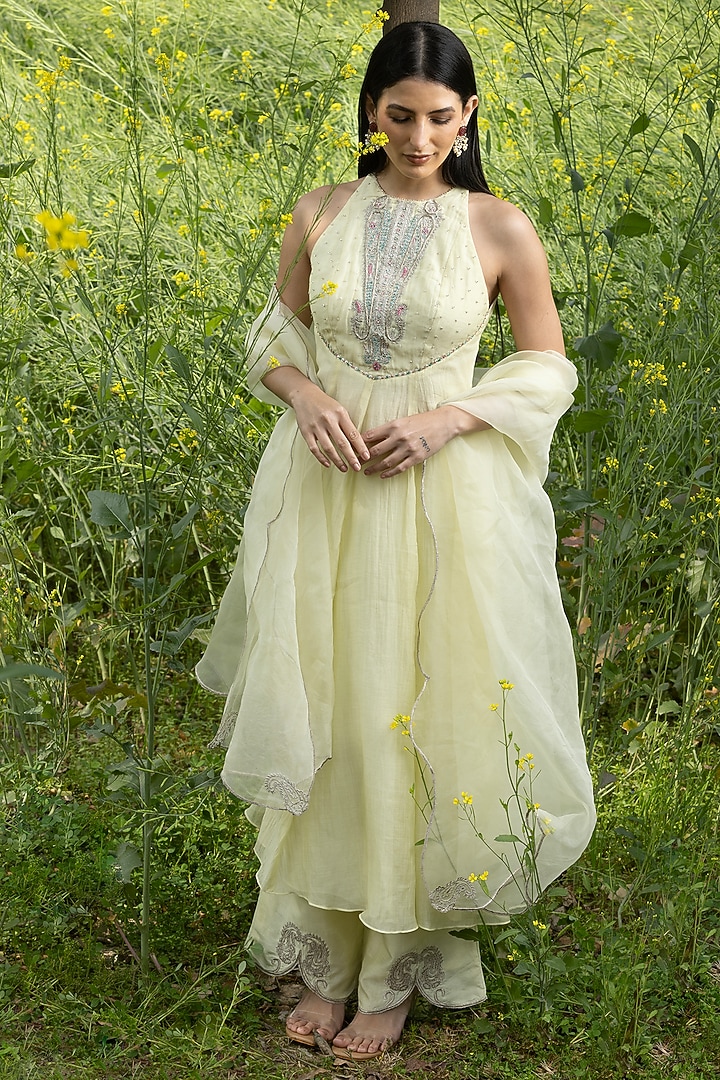 Butter Yellow Chanderi Hand Embroidered Kurta Set by AMRTA By Guneet Kondal at Pernia's Pop Up Shop