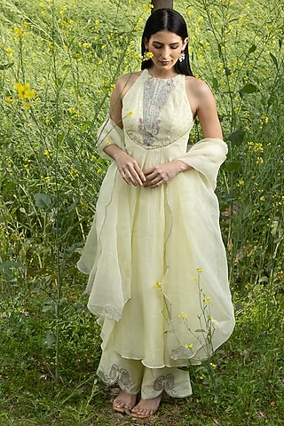 Butter Yellow Chanderi Hand Embroidered Kurta Set by AMRTA By Guneet Kondal