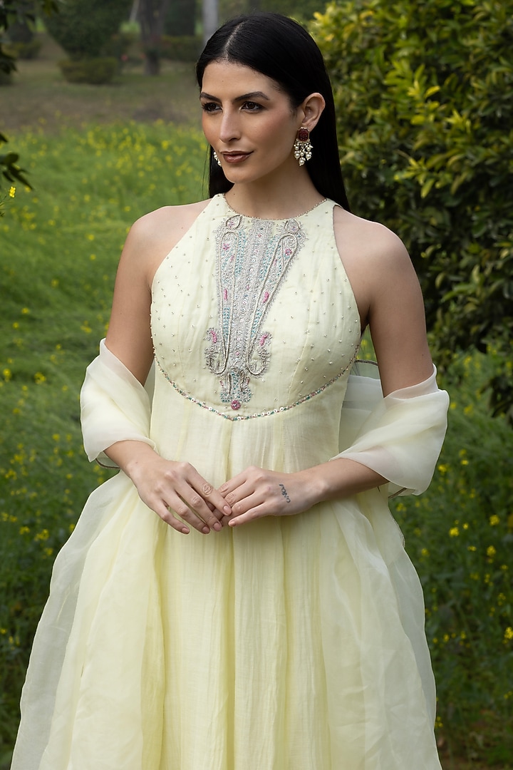 Butter Yellow Chanderi Hand Embroidered Kurta Set by AMRTA By Guneet Kondal at Pernia's Pop Up Shop