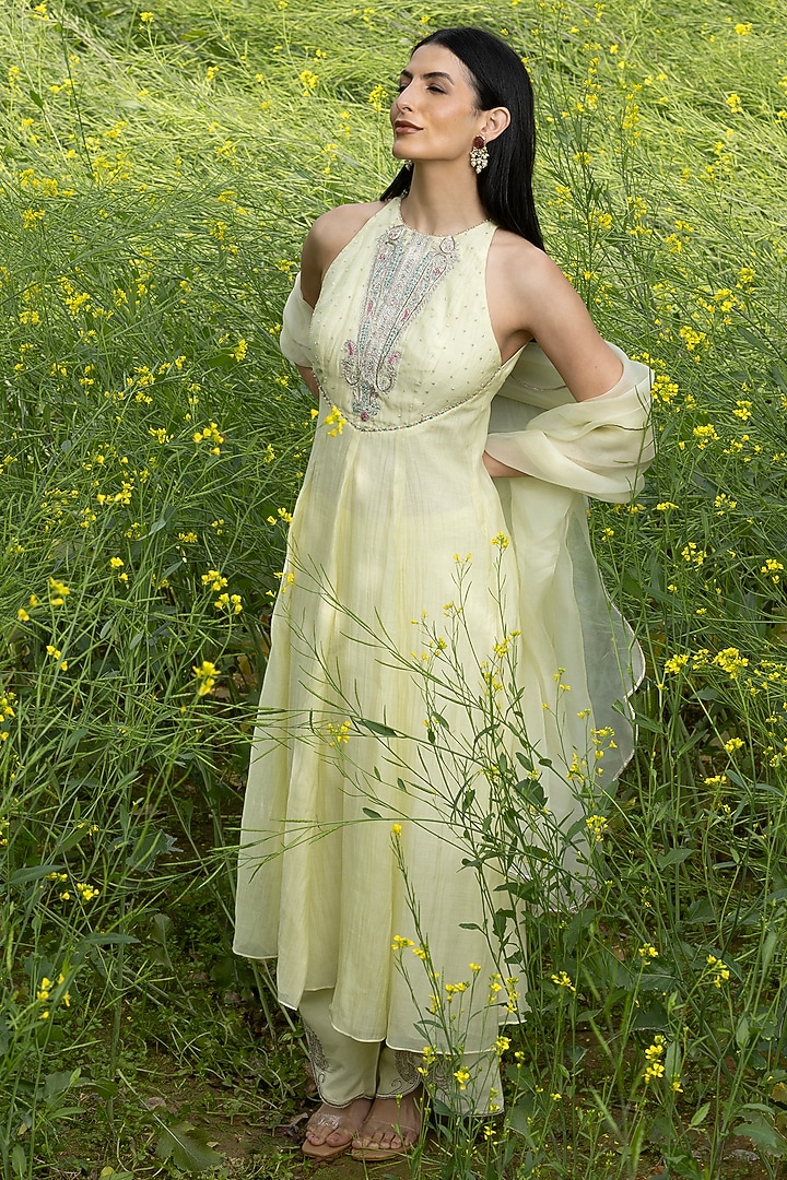 Butter Yellow Chanderi Hand Embroidered Kurta Set by AMRTA By Guneet Kondal at Pernia's Pop Up Shop