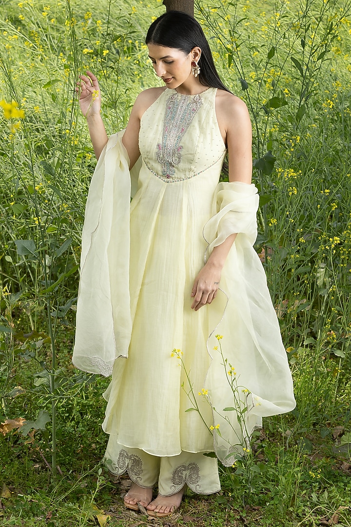 Butter Yellow Chanderi Hand Embroidered Kurta Set by AMRTA By Guneet Kondal at Pernia's Pop Up Shop