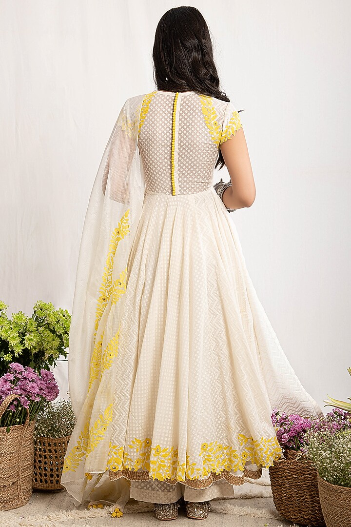 Ivory Embroidered Wedding Anarkali Set by Amrita Thakur at Pernia's Pop Up Shop