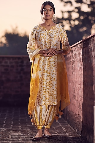 Ivory & Yellow Floral Printed Kurta Set by Amita Gupta Sustainable