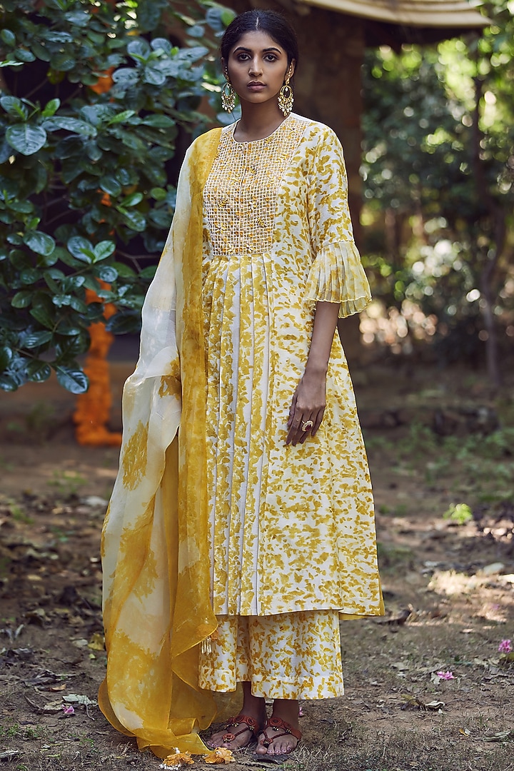 Yellow Silk Chanderi Kurta Set by Amita Gupta Sustainable at Pernia's Pop Up Shop