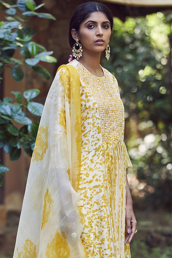 Yellow Silk Chanderi Kurta Set by Amita Gupta Sustainable at Pernia's Pop Up Shop