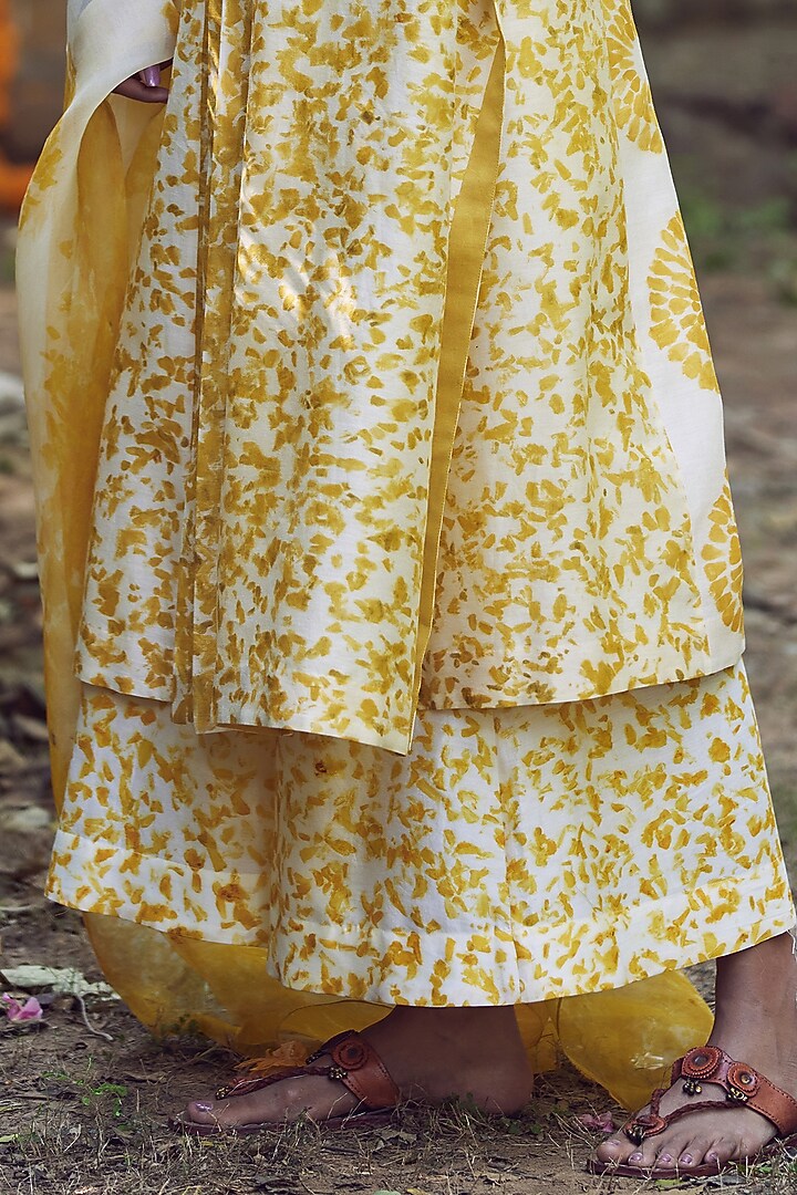 Yellow Silk Chanderi Kurta Set by Amita Gupta Sustainable at Pernia's Pop Up Shop