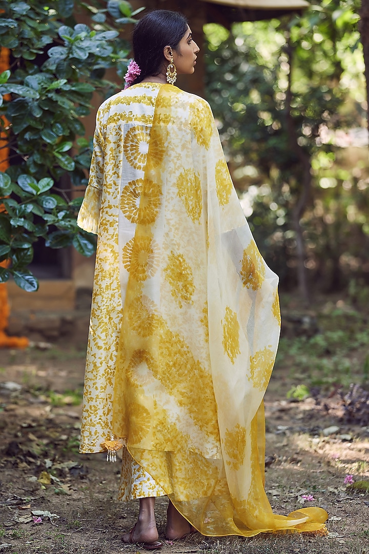 Yellow Silk Chanderi Kurta Set by Amita Gupta Sustainable at Pernia's Pop Up Shop