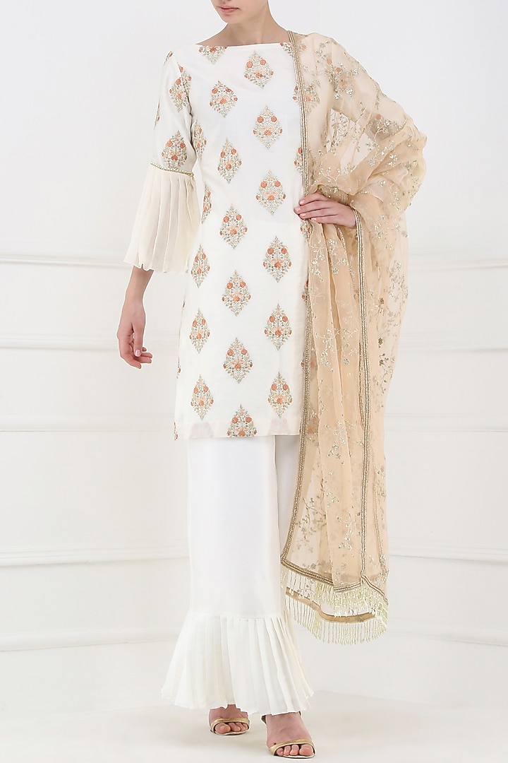 Ivory embroidered kurta set available only at Pernia's Pop Up Shop. 2025