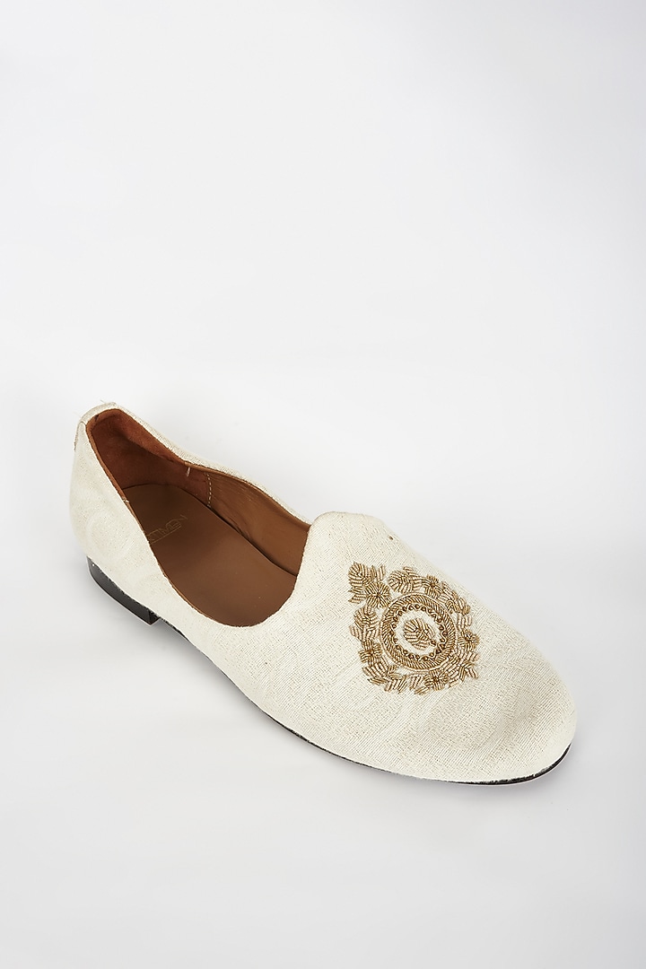 Off-White Raw Silk Embroidered Juttis by ARTIMEN at Pernia's Pop Up Shop