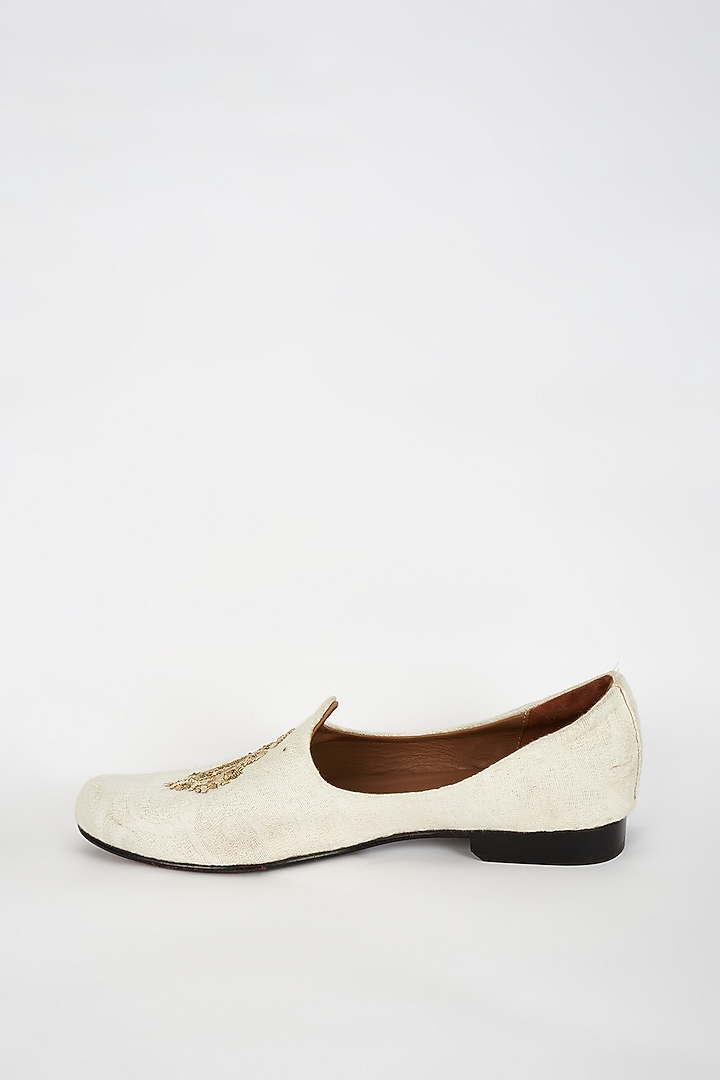 Off-White Raw Silk Embroidered Juttis by ARTIMEN at Pernia's Pop Up Shop