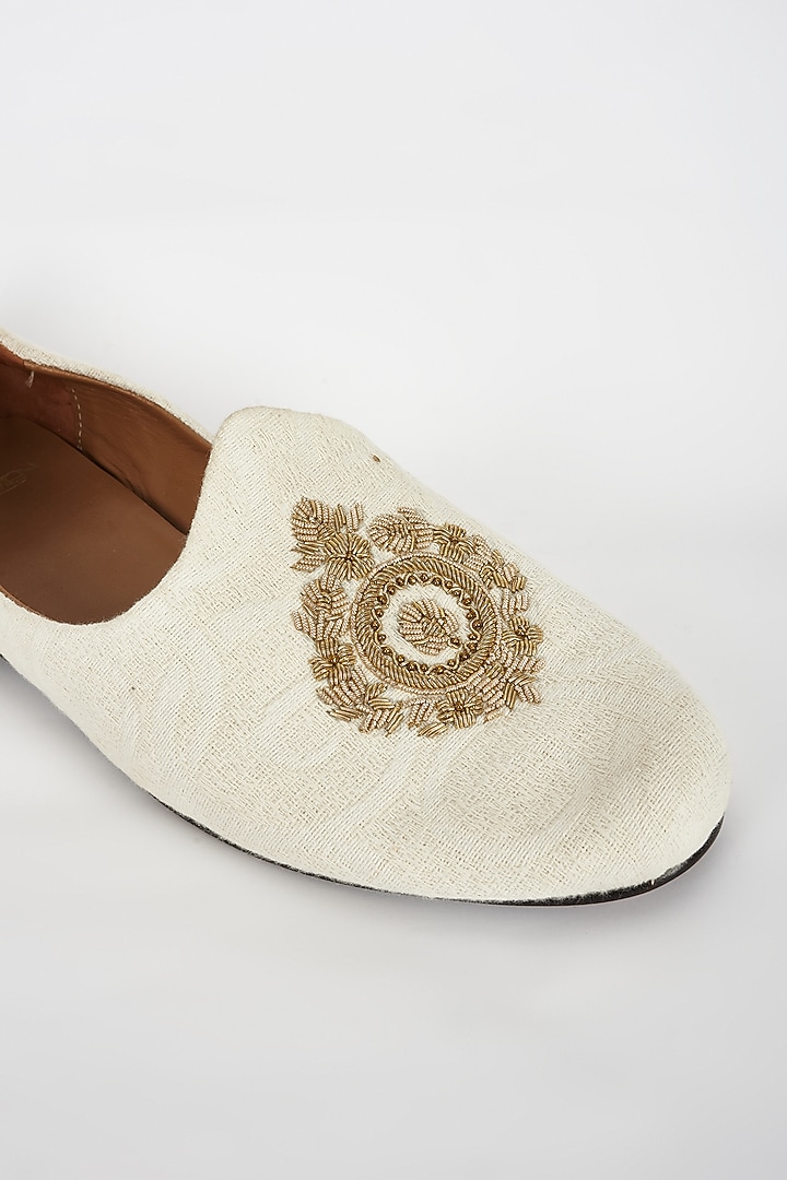 Off-White Raw Silk Embroidered Juttis by ARTIMEN at Pernia's Pop Up Shop