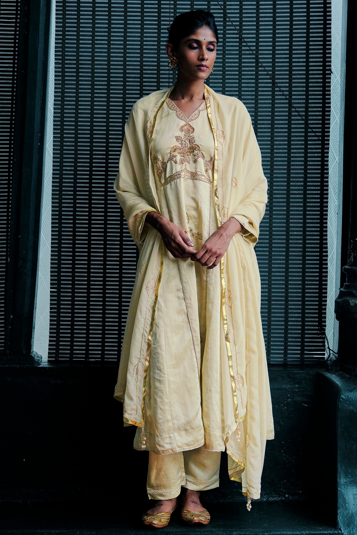 ANANTI Ivory White Linen Silk Aari Embroidered Kurta Set
