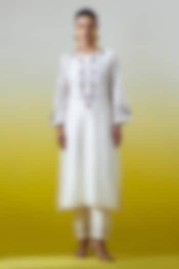 Off-White Silk Chanderi Embroidered Kurta Set by Anantaa By Roohi Trehan at Pernia's Pop Up Shop