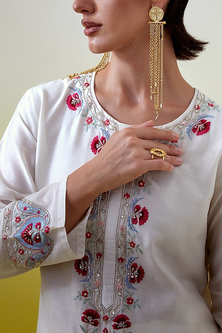 Off-White Silk Chanderi Embroidered Kurta Set by Anantaa By Roohi Trehan at Pernia's Pop Up Shop