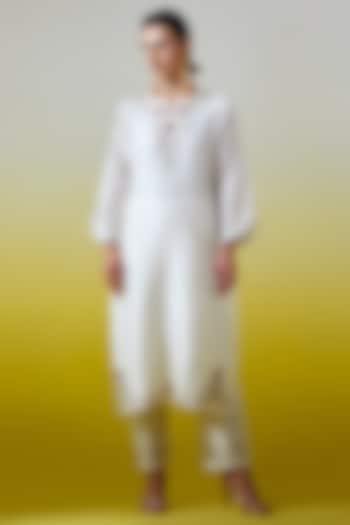 Off-White Silk Chanderi Embroidered Kurta Set by Anantaa By Roohi Trehan at Pernia's Pop Up Shop