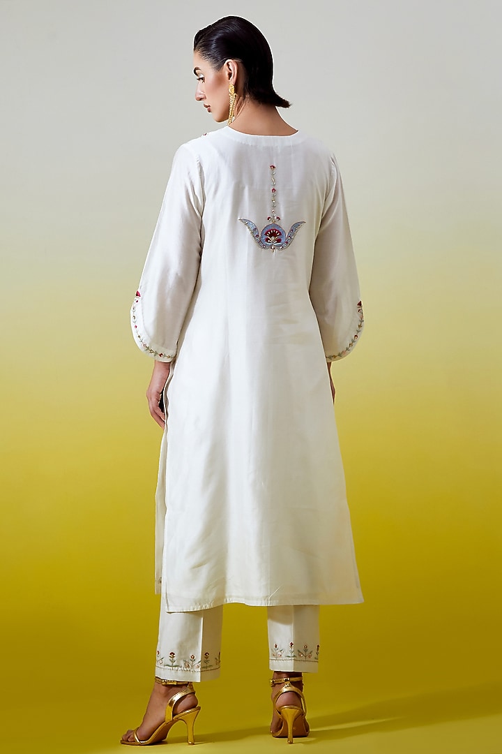 Off-White Silk Chanderi Embroidered Kurta Set by Anantaa By Roohi Trehan at Pernia's Pop Up Shop