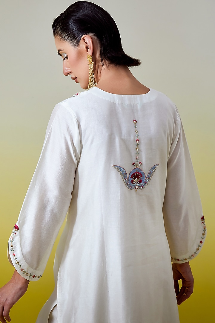 Off-White Silk Chanderi Embroidered Kurta Set by Anantaa By Roohi Trehan at Pernia's Pop Up Shop