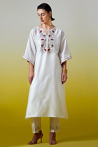 Off-White Silk Chanderi Embroidered Kurta Set by Anantaa By Roohi Trehan