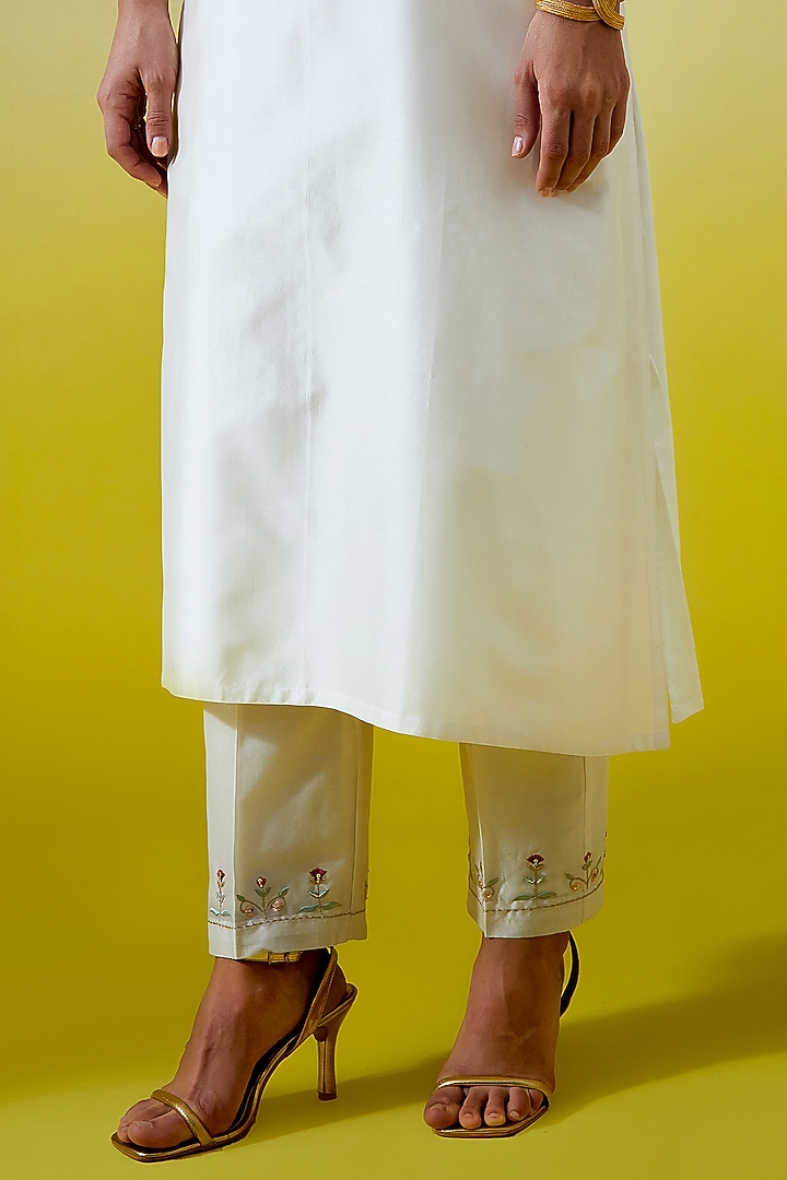 Off-White Silk Chanderi Embroidered Kurta Set by Anantaa By Roohi Trehan at Pernia's Pop Up Shop