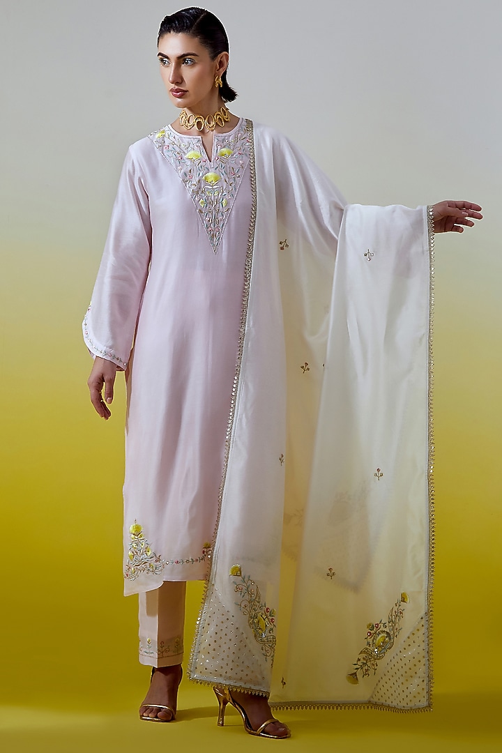 Off-White Silk Chanderi Embroidered Kurta Set by Anantaa By Roohi Trehan at Pernia's Pop Up Shop